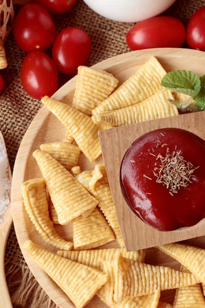 Lanche de milho e batatas fritas de milho cru delicioso — Fotografia de Stock