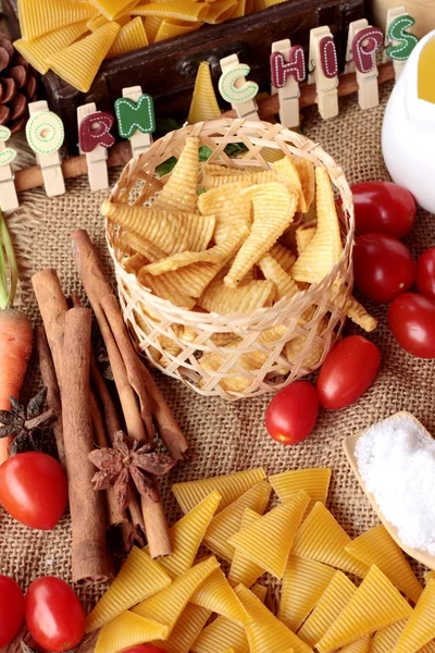 Lanche de milho e batatas fritas de milho cru delicioso — Fotografia de Stock