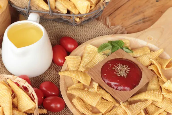 Lanche de milho e batatas fritas de milho cru delicioso — Fotografia de Stock