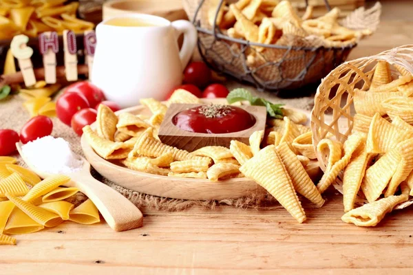 Lanche de milho e batatas fritas de milho cru delicioso — Fotografia de Stock