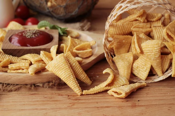 Lanche de milho e batatas fritas de milho cru delicioso — Fotografia de Stock