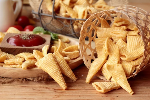 Lanche de milho e batatas fritas de milho cru delicioso — Fotografia de Stock