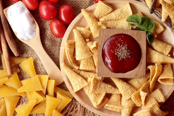 Lanche de milho e batatas fritas de milho cru delicioso — Fotografia de Stock