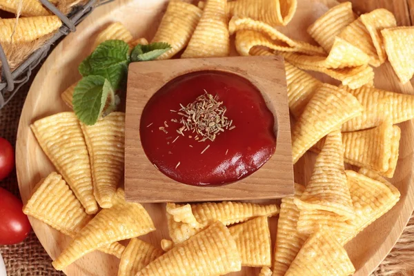 Lanche de milho e batatas fritas de milho cru delicioso — Fotografia de Stock