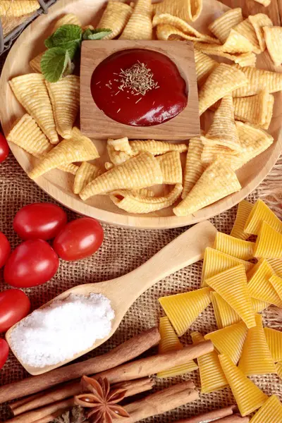 Lanche de milho e batatas fritas de milho cru delicioso — Fotografia de Stock