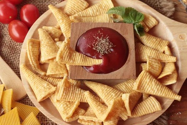 Lanche de milho e batatas fritas de milho cru delicioso — Fotografia de Stock