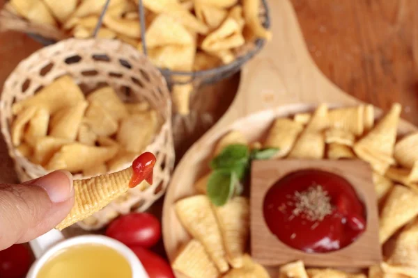 Snack de maíz y patatas fritas maíz crudo delicioso — Foto de Stock