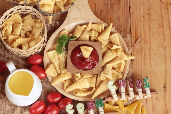 Snack de maíz y patatas fritas maíz crudo delicioso —  Fotos de Stock