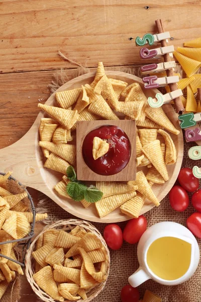 Lanche de milho e batatas fritas de milho cru delicioso — Fotografia de Stock