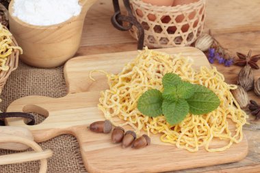 Noodle buğday unu ve yemek pişirmek için yumurta ile yapma.