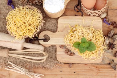 Noodle buğday unu ve yemek pişirmek için yumurta ile yapma.