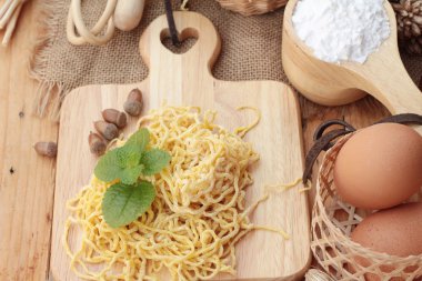 Noodle buğday unu ve yemek pişirmek için yumurta ile yapma.