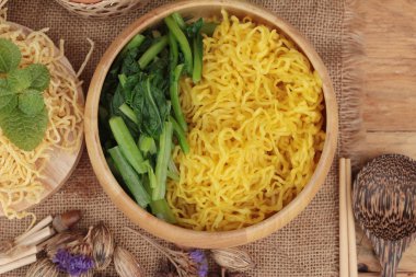 Yumurta noodle ve pişmemiş makarna.