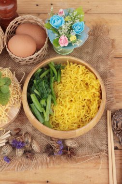 Yumurta noodle ve pişmemiş makarna
