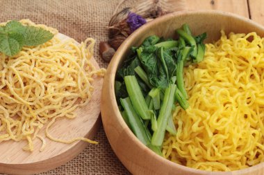 Yumurta noodle ve pişmemiş makarna