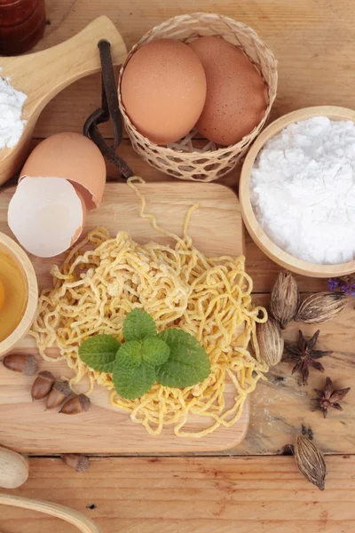 Making noodle with wheat flour and egg for cooking. — Stock Photo, Image