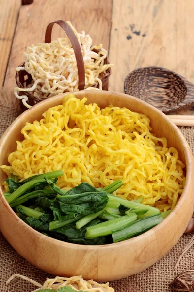 Yumurta noodle ve pişmemiş makarna — Stok fotoğraf