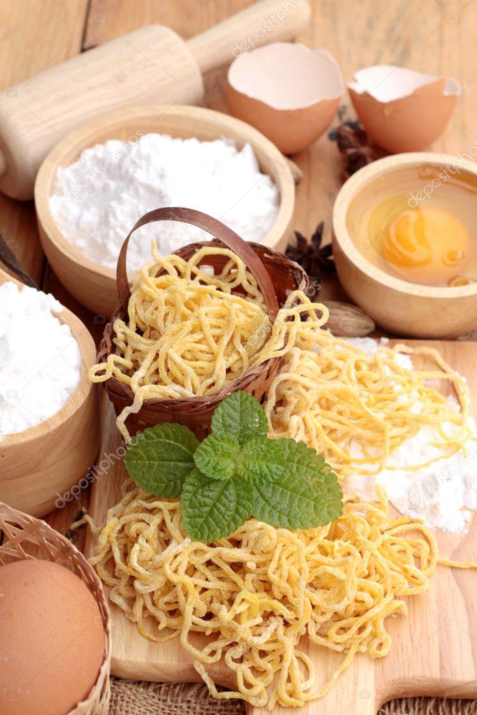 Making noodle with wheat flour and egg for cooking. — Stock Photo