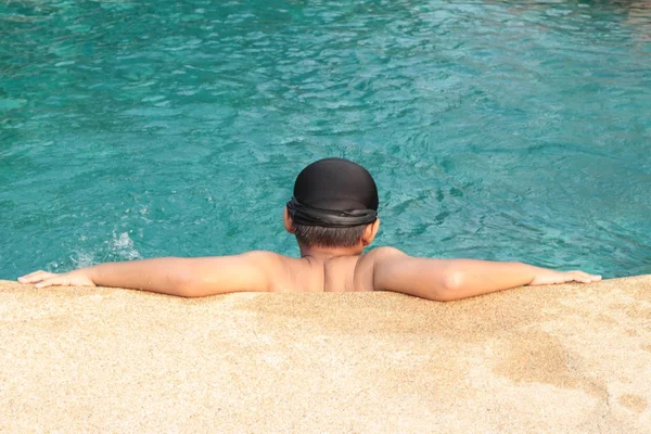 Un garçon nage dans la piscine. — Photo