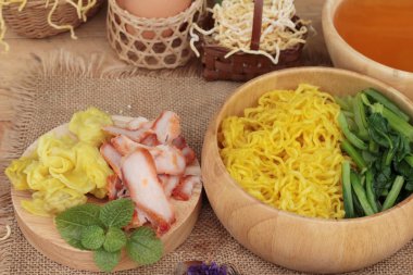 Domuz etli dumpling çorbası ile yumurta noodles.