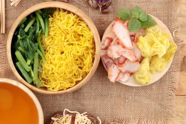 Domuz etli dumpling çorbası ile yumurta noodles