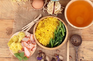 Domuz etli dumpling çorbası ile yumurta noodles