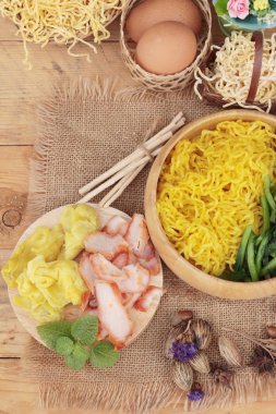 Domuz etli dumpling çorbası ile yumurta noodles