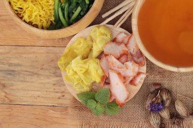 Domuz etli dumpling çorbası ile yumurta noodles.