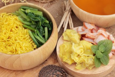 Domuz etli dumpling çorbası ile yumurta noodles.