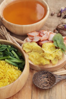 Domuz etli dumpling çorbası ile yumurta noodles.