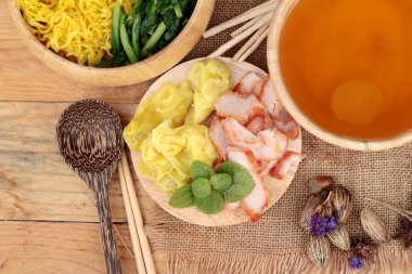 Domuz etli dumpling çorbası ile yumurta noodles.