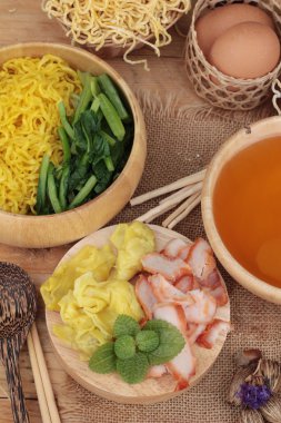 Domuz etli dumpling çorbası ile yumurta noodles.