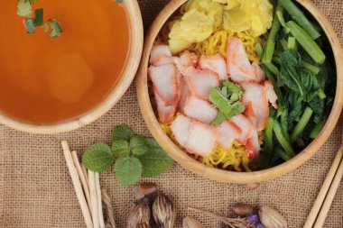 Domuz etli dumpling çorbası ile yumurta noodles.