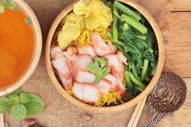 Domuz etli dumpling çorbası ile yumurta noodles.