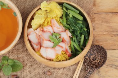 Domuz etli dumpling çorbası ile yumurta noodles.