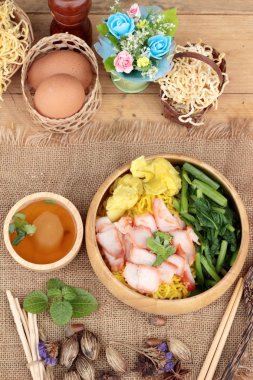 Domuz etli dumpling çorbası ile yumurta noodles.