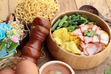 Domuz etli dumpling çorbası ile yumurta noodles.