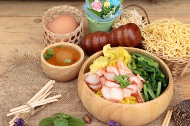 Domuz etli dumpling çorbası ile yumurta noodles.