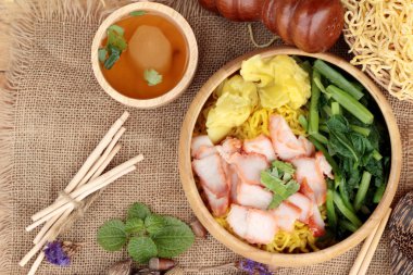 Domuz etli dumpling çorbası ile yumurta noodles.