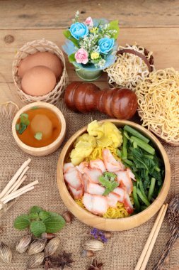 Domuz etli dumpling çorbası ile yumurta noodles.