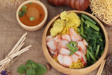 Domuz etli dumpling çorbası ile yumurta noodles