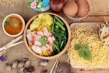 Domuz etli dumpling çorbası ile yumurta noodles.