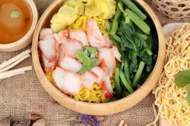 Domuz etli dumpling çorbası ile yumurta noodles.