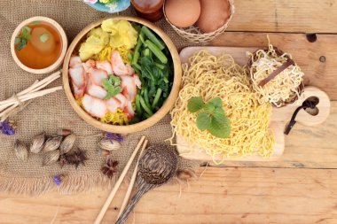 Domuz etli dumpling çorbası ile yumurta noodles.