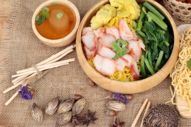 Domuz etli dumpling çorbası ile yumurta noodles.