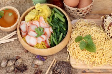 Domuz etli dumpling çorbası ile yumurta noodles.