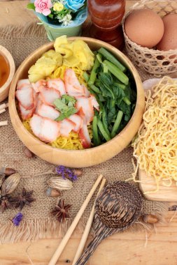 Domuz etli dumpling çorbası ile yumurta noodles.