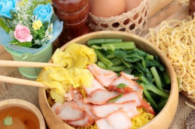 Domuz etli dumpling çorbası ile yumurta noodles.