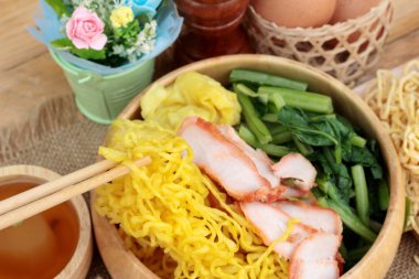 Domuz etli dumpling çorbası ile yumurta noodles.