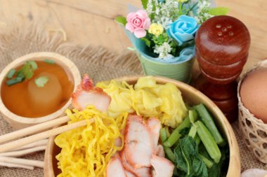 Domuz etli dumpling çorbası ile yumurta noodles.